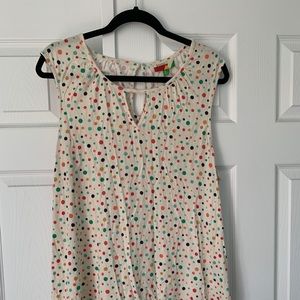 Polka dot shell with neckline cut-out